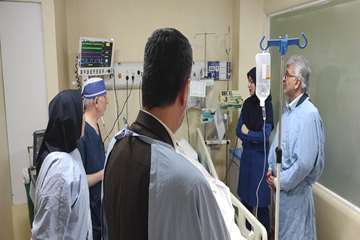 حضور رئیس دانشگاه و مدیر حراست دانشگاه علوم پزشکی گیلان بر بالین مصدوم حادثه انفجار بندرانزلی در بیمارستان ولایت