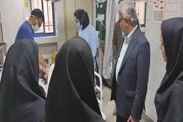 حضور رئیس دانشگاه و مدیر حراست دانشگاه علوم پزشکی گیلان بر بالین مصدوم حادثه انفجار بندرانزلی در بیمارستان ولایت