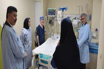 حضور رئیس دانشگاه و مدیر حراست دانشگاه علوم پزشکی گیلان بر بالین مصدوم حادثه انفجار بندرانزلی در بیمارستان ولایت