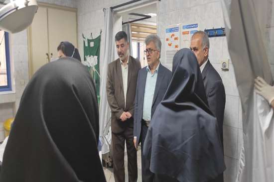 حضور رئیس دانشگاه و مدیر حراست دانشگاه علوم پزشکی گیلان بر بالین مصدوم حادثه انفجار بندرانزلی در بیمارستان ولایت 